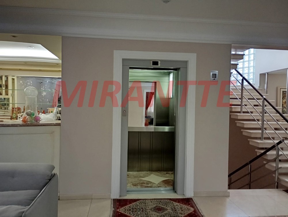 Sobrado de 332m² com 8 quartos em Tremembe