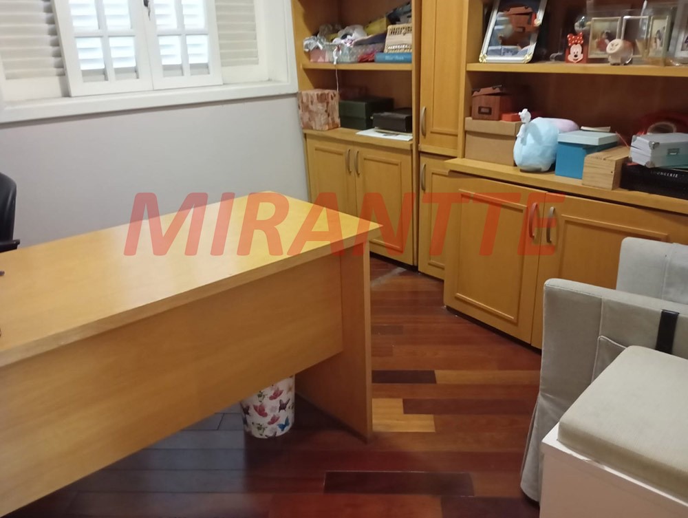 Sobrado de 332m² com 8 quartos em Tremembe