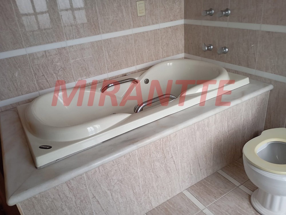 Sobrado de 332m² com 8 quartos em Tremembe