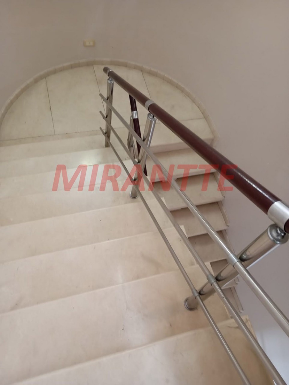 Sobrado de 332m² com 8 quartos em Tremembe