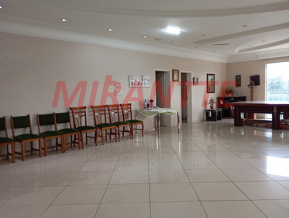 Sobrado de 332m² com 8 quartos em Tremembe