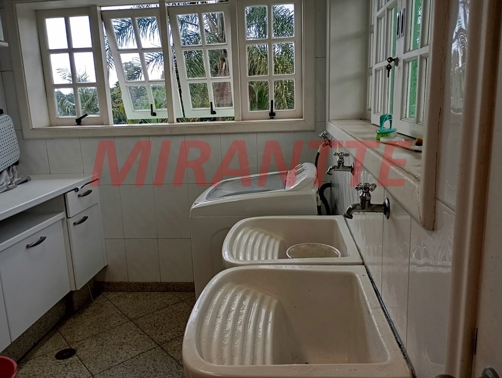 Sobrado de 332m² com 8 quartos em Tremembe