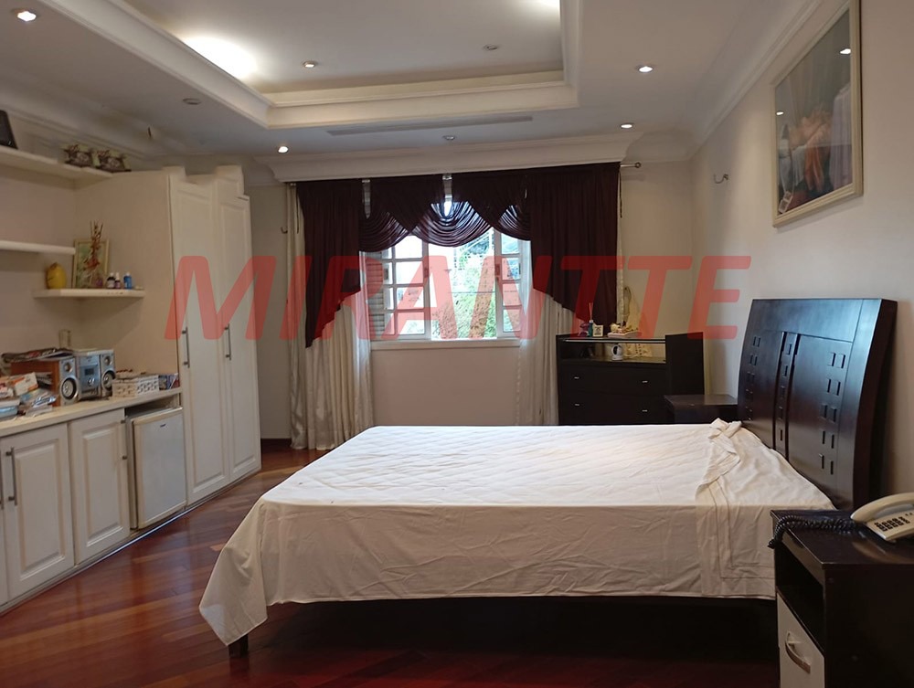 Sobrado de 332m² com 8 quartos em Tremembe