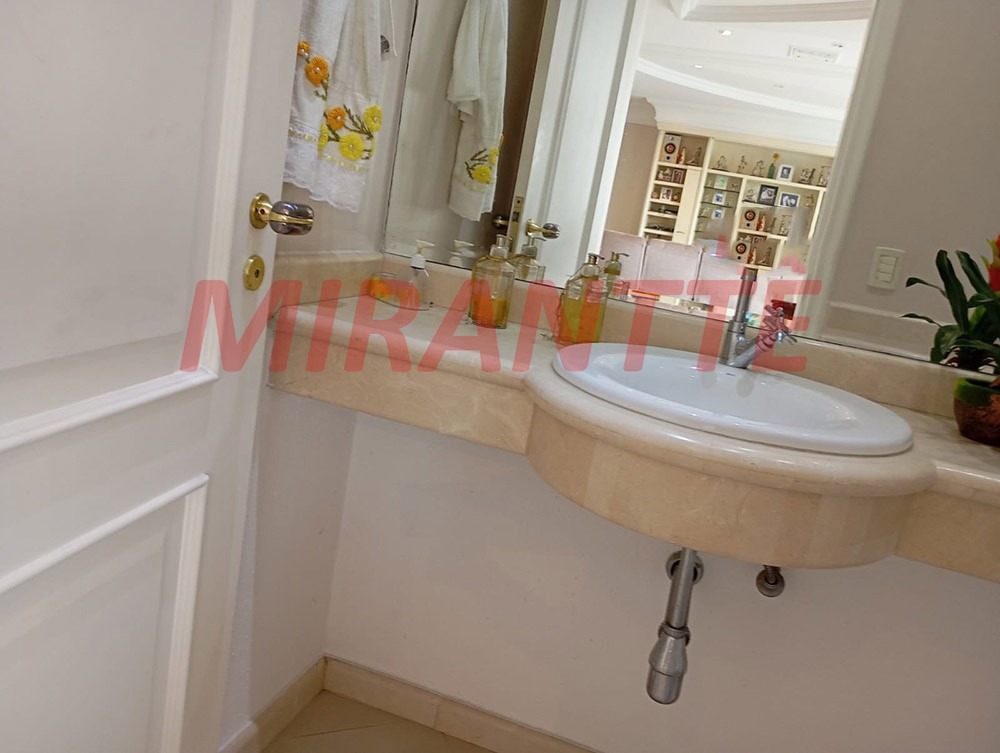 Sobrado de 332m² com 8 quartos em Tremembe
