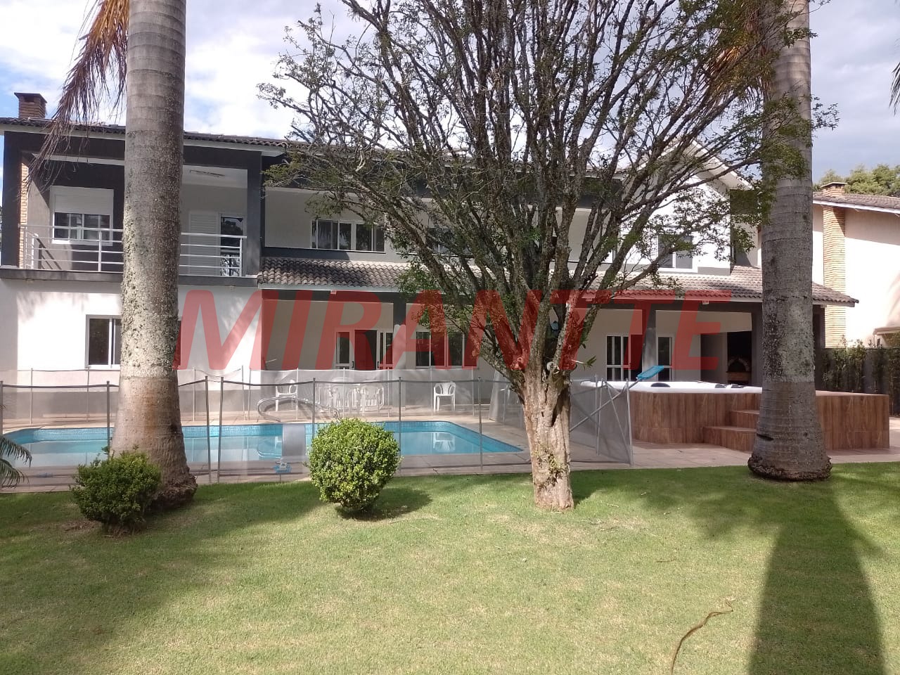 Cond. fechado de 400m² com 4 quartos em ITAPEMA