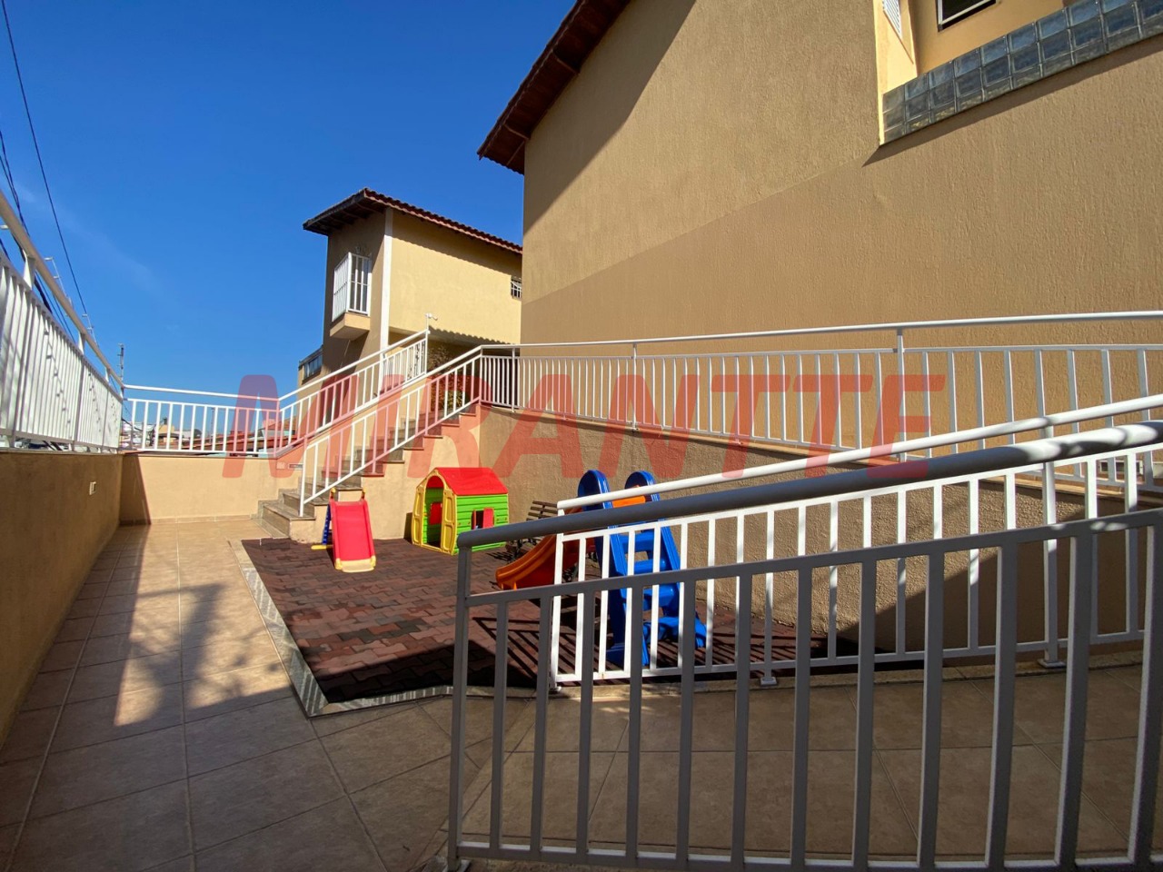 Cond. fechado de 93m² com 3 quartos em Vila Gustavo