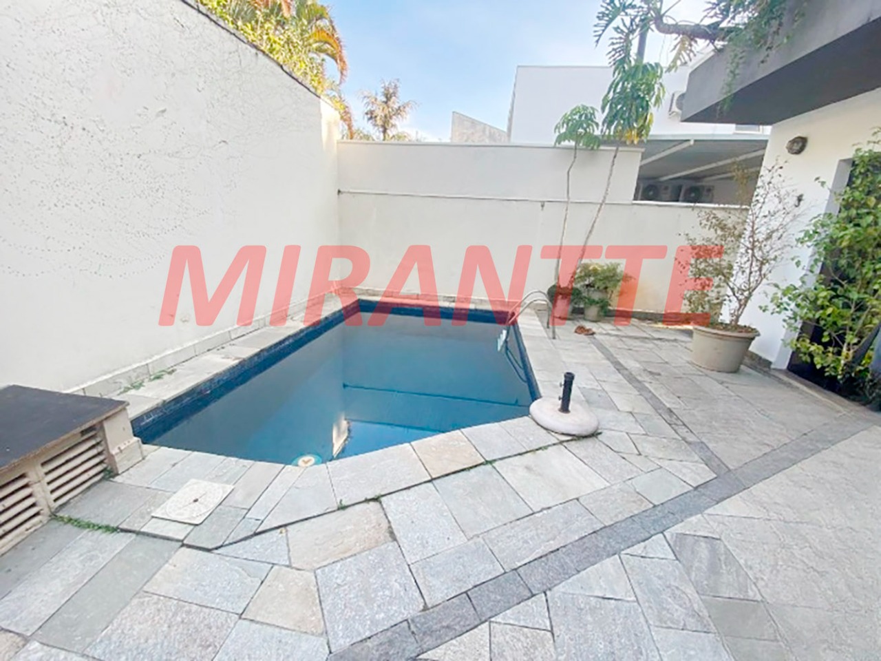 Sobrado de 266m² com 4 quartos em Moema