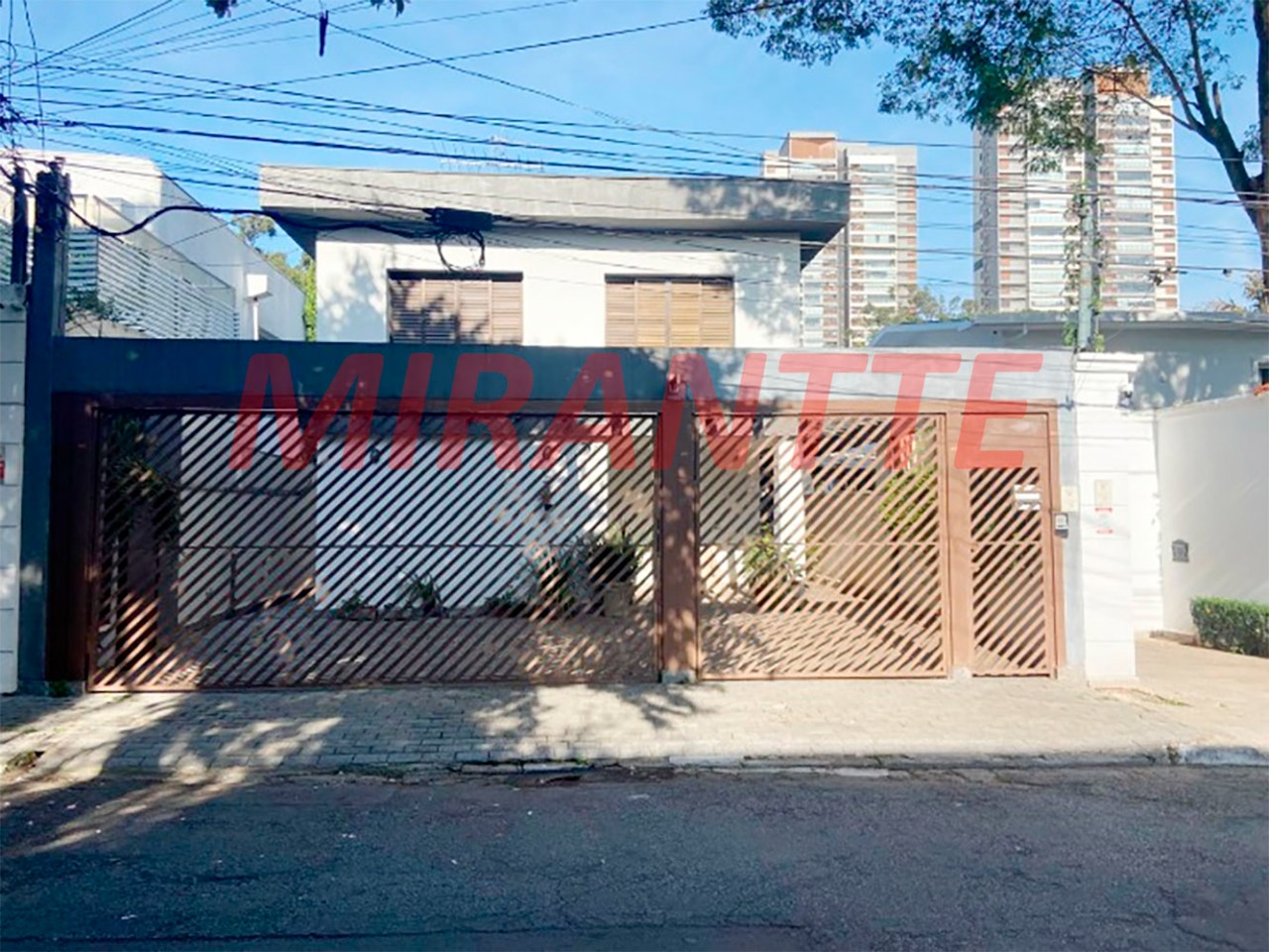 Sobrado de 266m² com 4 quartos em Moema