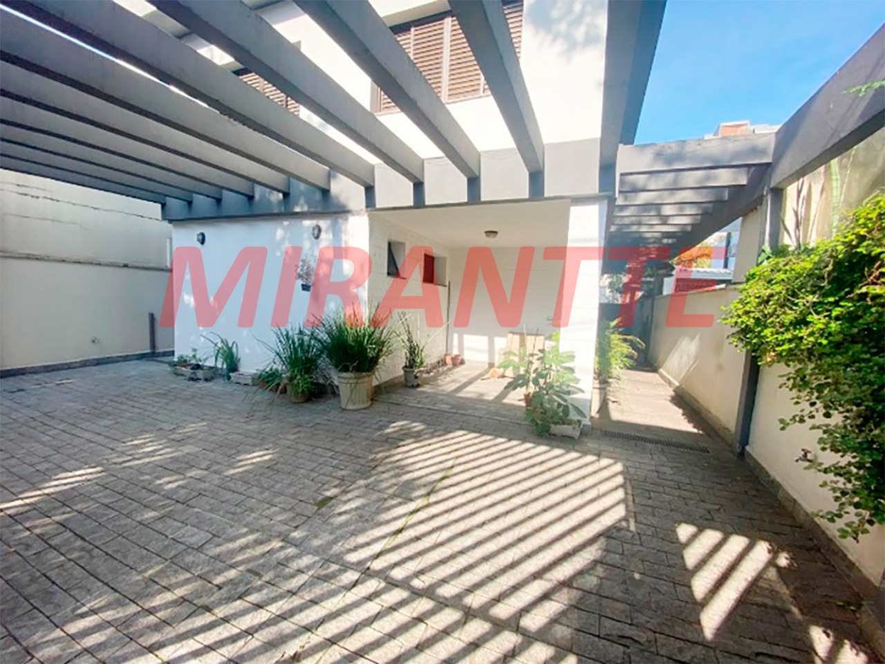 Sobrado de 266m² com 4 quartos em Moema