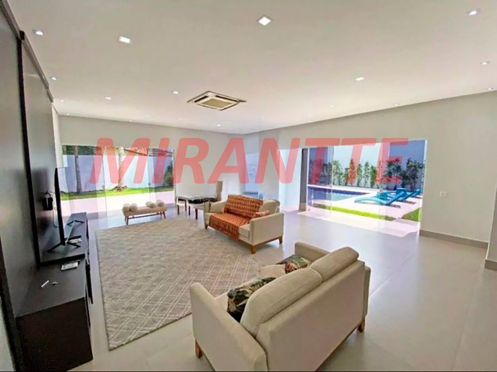 Cond. fechado de 420m² com 6 quartos em Jardim Acapulco
