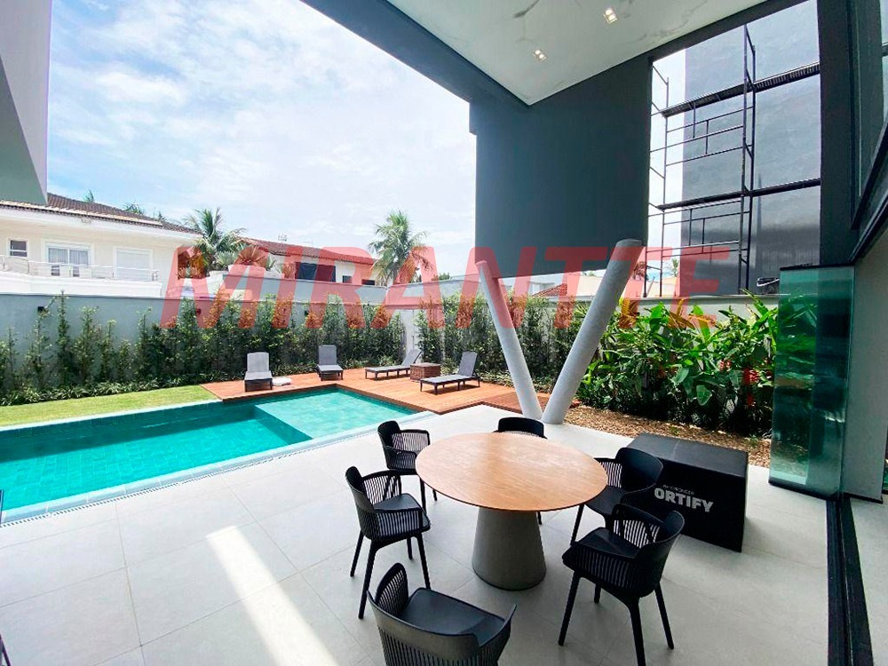 Cond. fechado de 398m² com 5 quartos em Jardim Acapulco