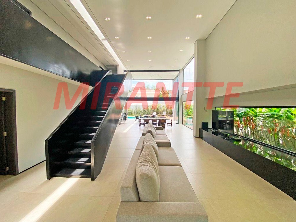 Cond. fechado de 398m² com 5 quartos em Jardim Acapulco