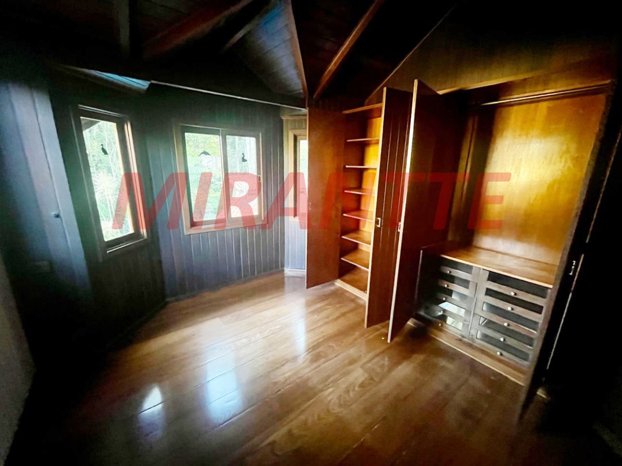 Cond. fechado de 220m² com 3 quartos em Serra da Cantareira
