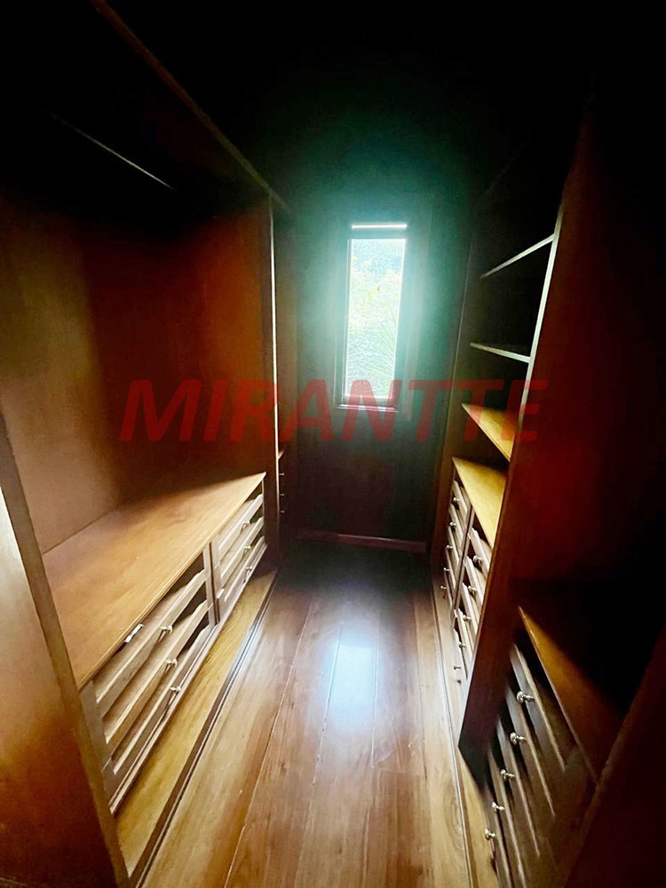 Cond. fechado de 220m² com 3 quartos em Serra da Cantareira