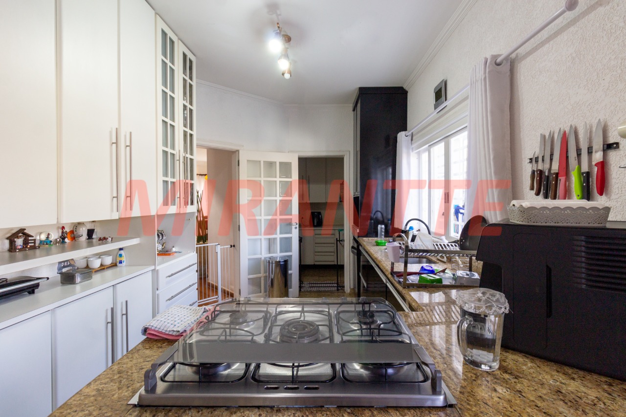 Cond. fechado de 239m² com 4 quartos em Jardim Itatinga