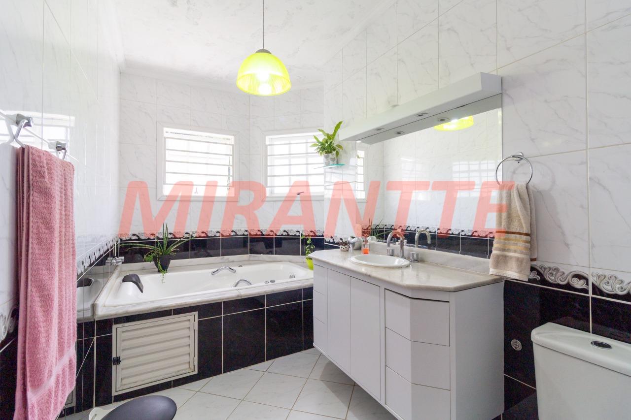 Cond. fechado de 239m² com 4 quartos em Jardim Itatinga