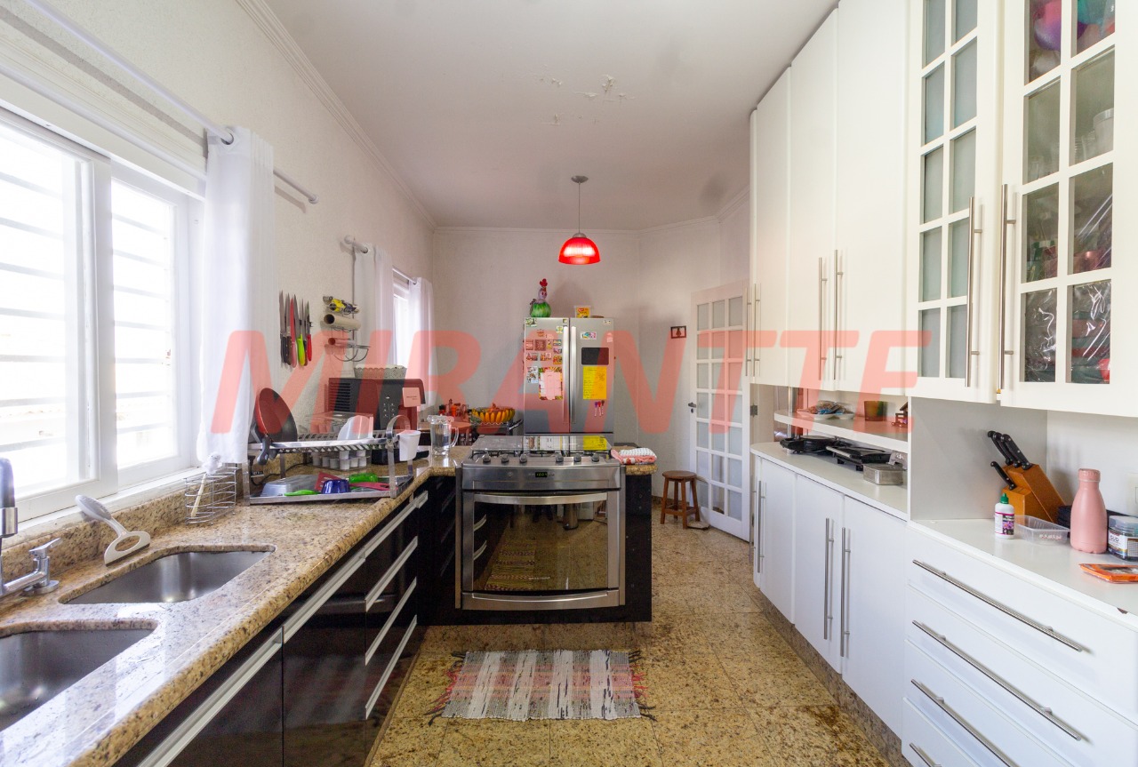 Cond. fechado de 239m² com 4 quartos em Jardim Itatinga