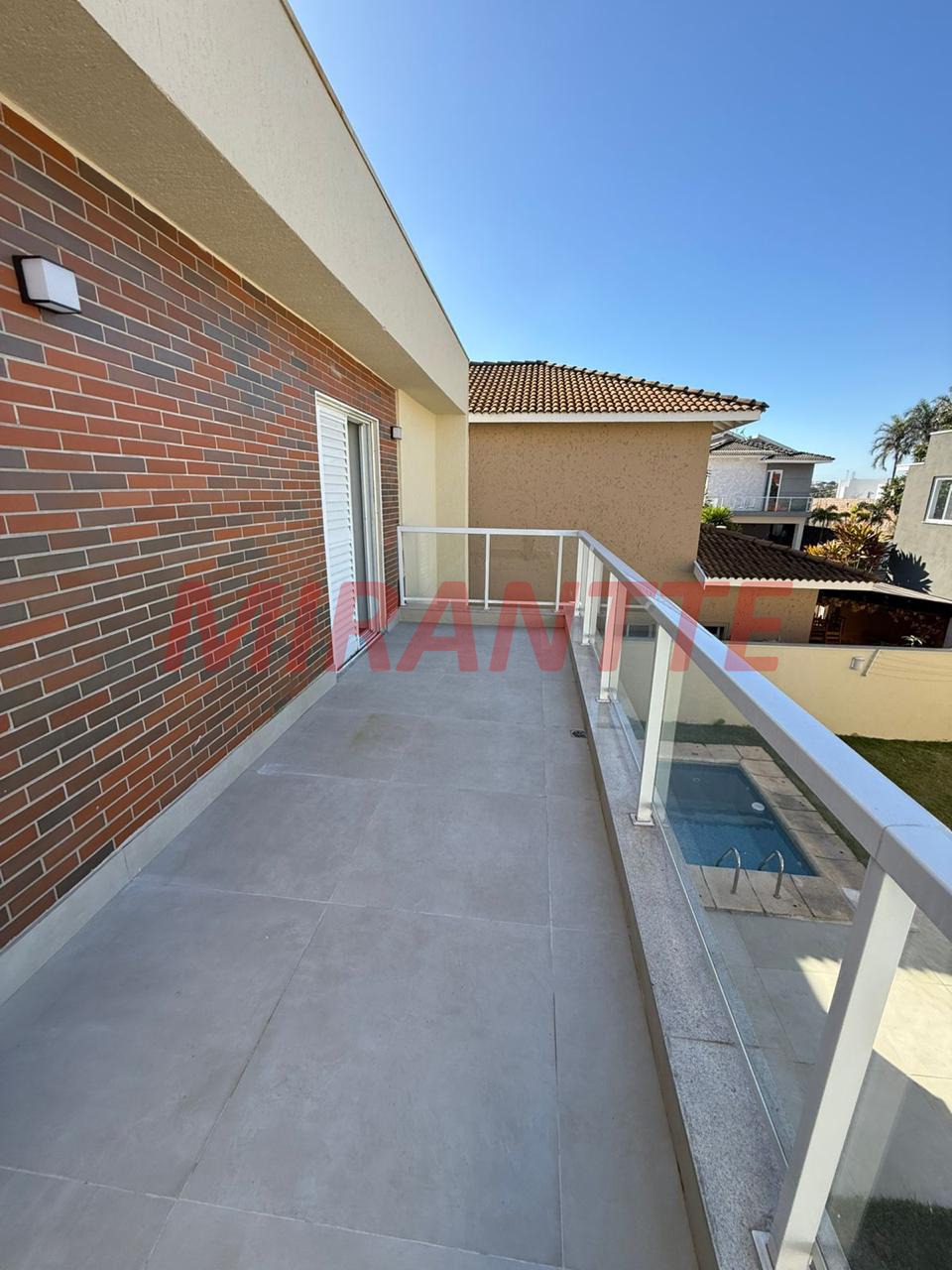 Cond. fechado de 300m² com 3 quartos em Engordadouro