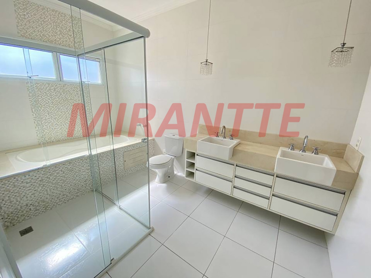 Cond. fechado de 280m² com 4 quartos em Engordadouro