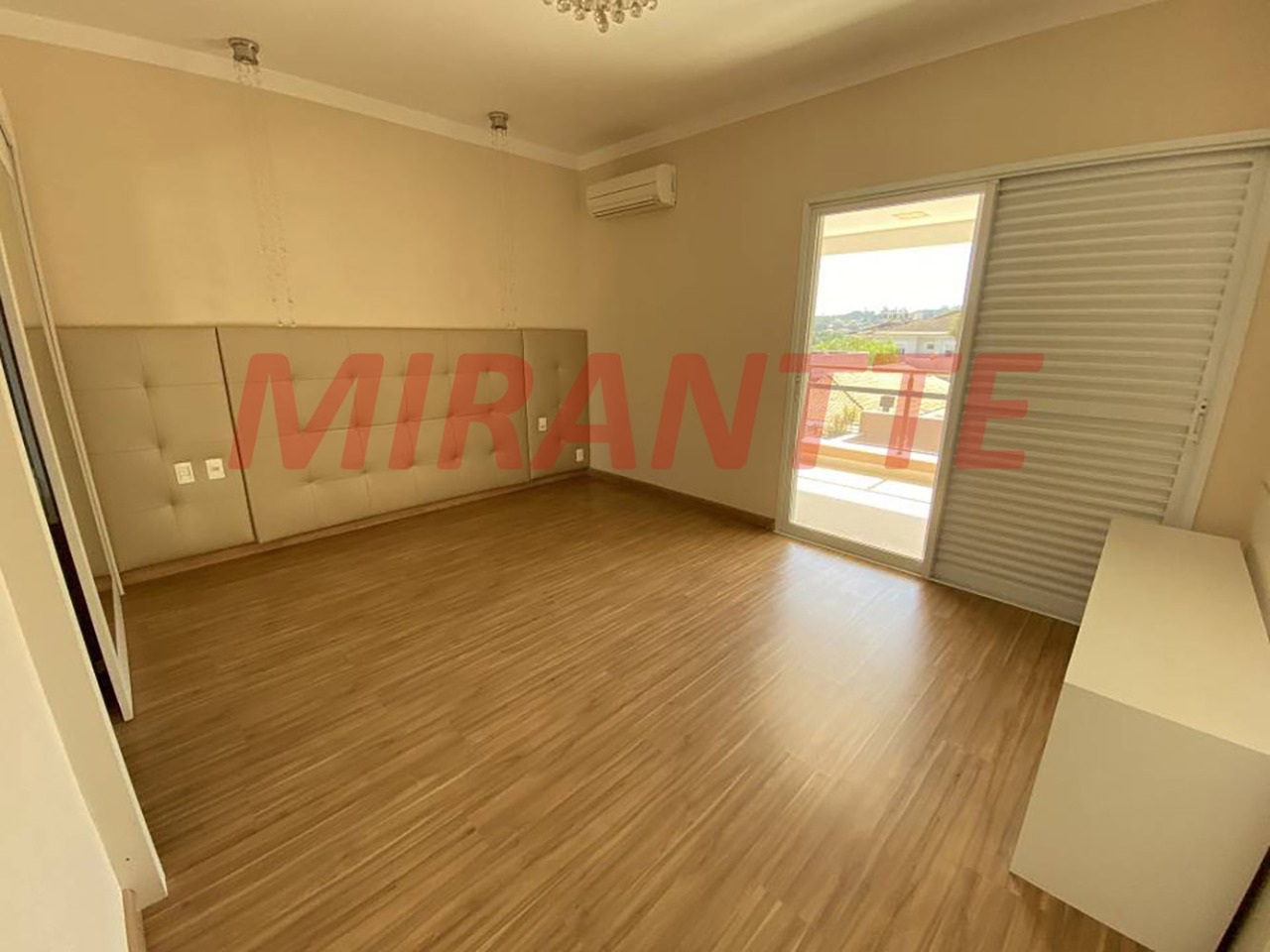 Cond. fechado de 280m² com 4 quartos em Engordadouro
