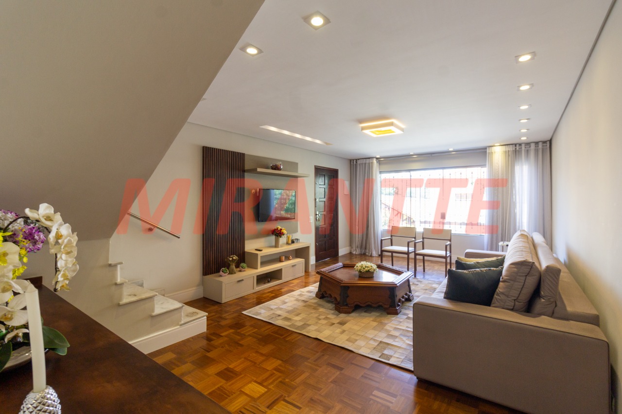 Sobrado de 176m² com 3 quartos em Água Fria