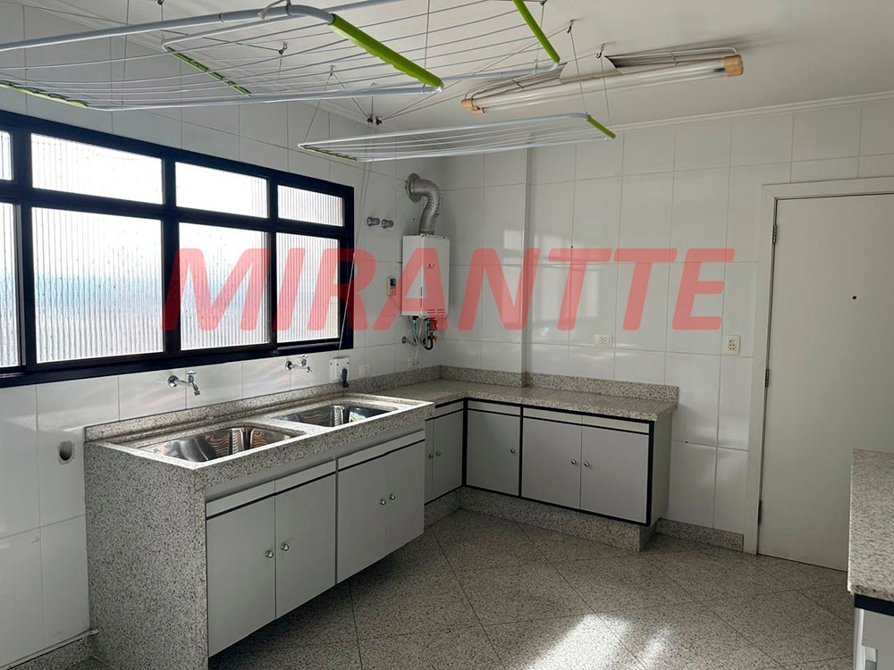 Apartamento de 240m² com 4 quartos em Água Fria