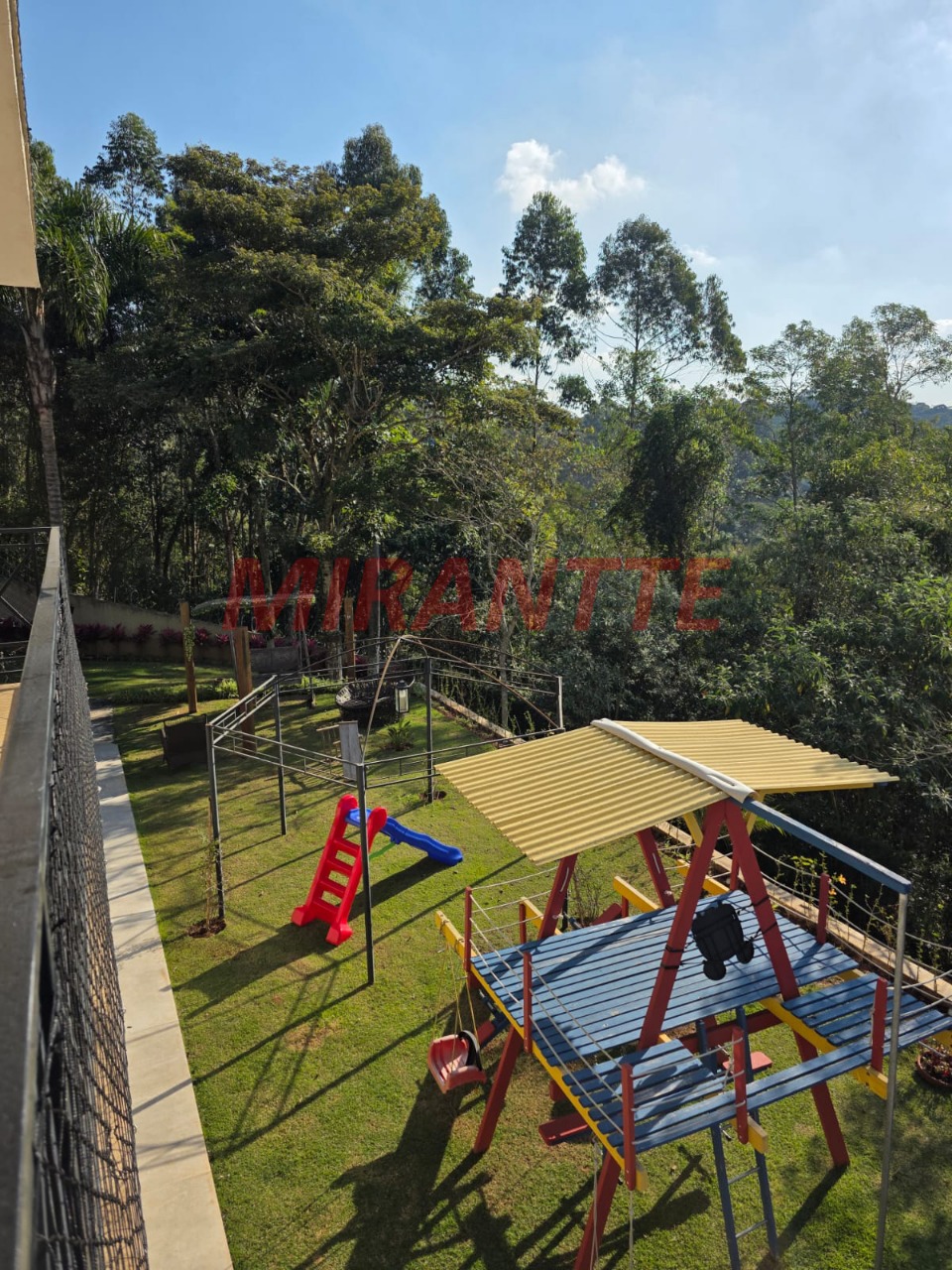 Cond. fechado de 369.84m² com 5 quartos em Roseira