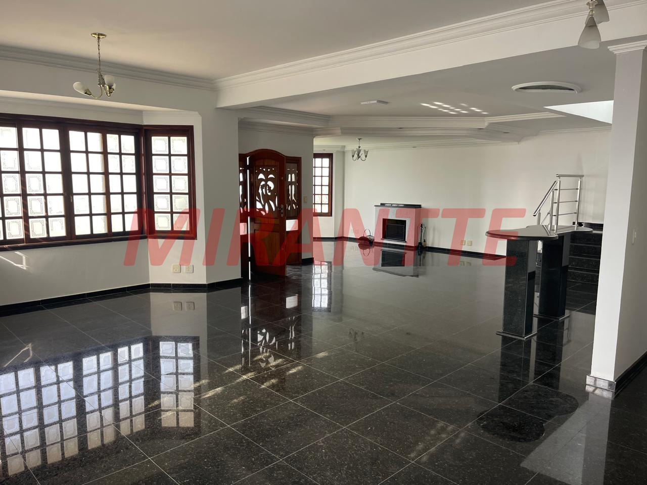 Cond. fechado de 450m² com 5 quartos em Colinas do Paratehy