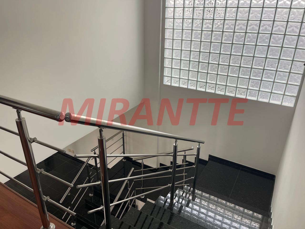 Cond. fechado de 450m² com 5 quartos em Colinas do Paratehy