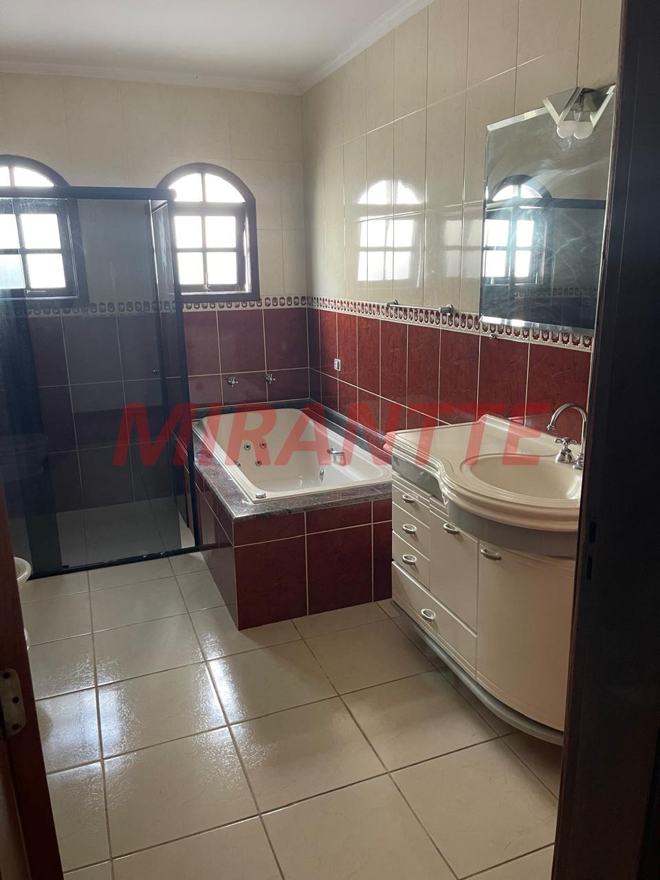 Cond. fechado de 450m² com 5 quartos em Colinas do Paratehy