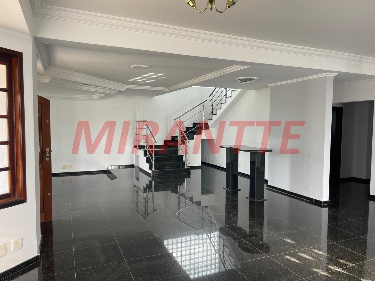Cond. fechado de 450m² com 5 quartos em Colinas do Paratehy