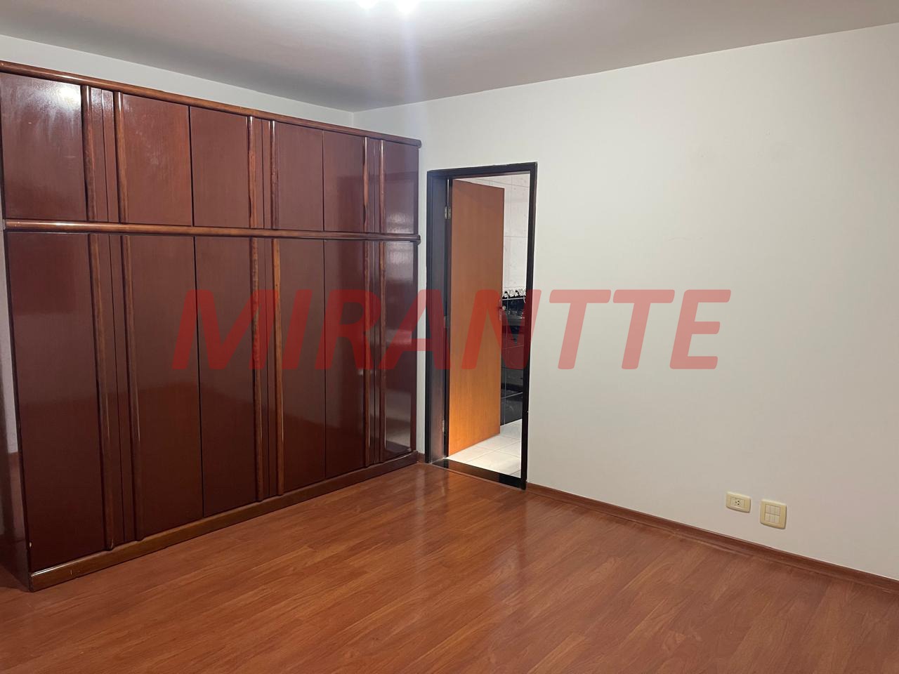 Cond. fechado de 450m² com 5 quartos em Colinas do Paratehy