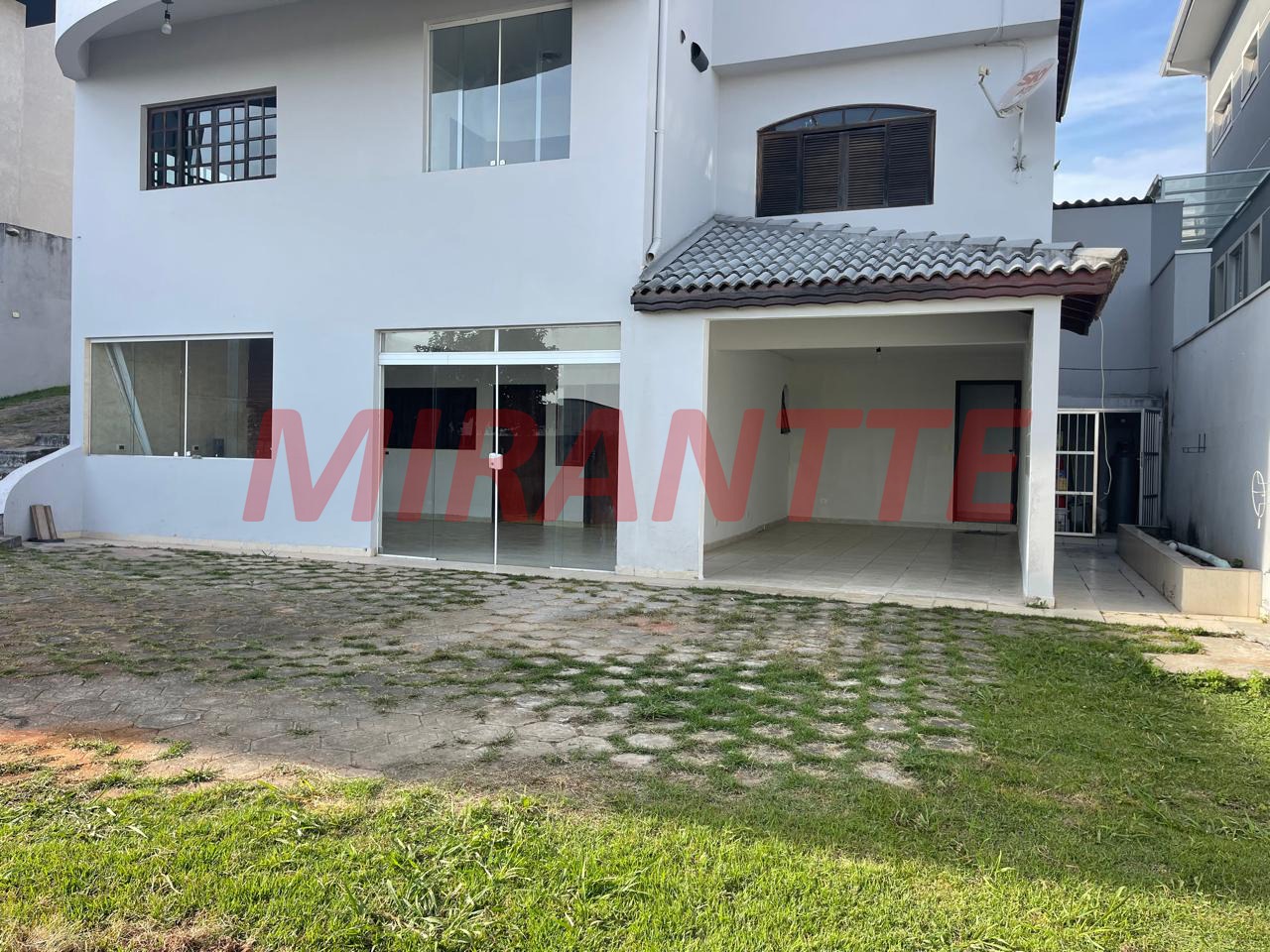 Cond. fechado de 450m² com 5 quartos em Colinas do Paratehy