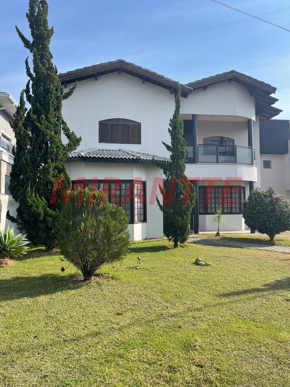 Cond. fechado de 450m² com 5 quartos em Colinas do Paratehy
