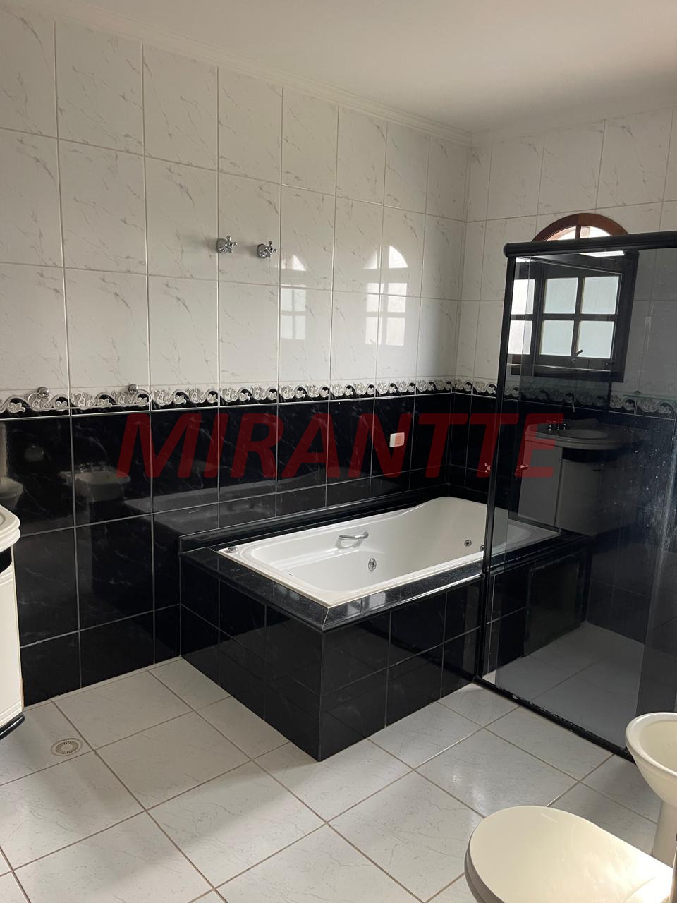 Cond. fechado de 450m² com 5 quartos em Colinas do Paratehy