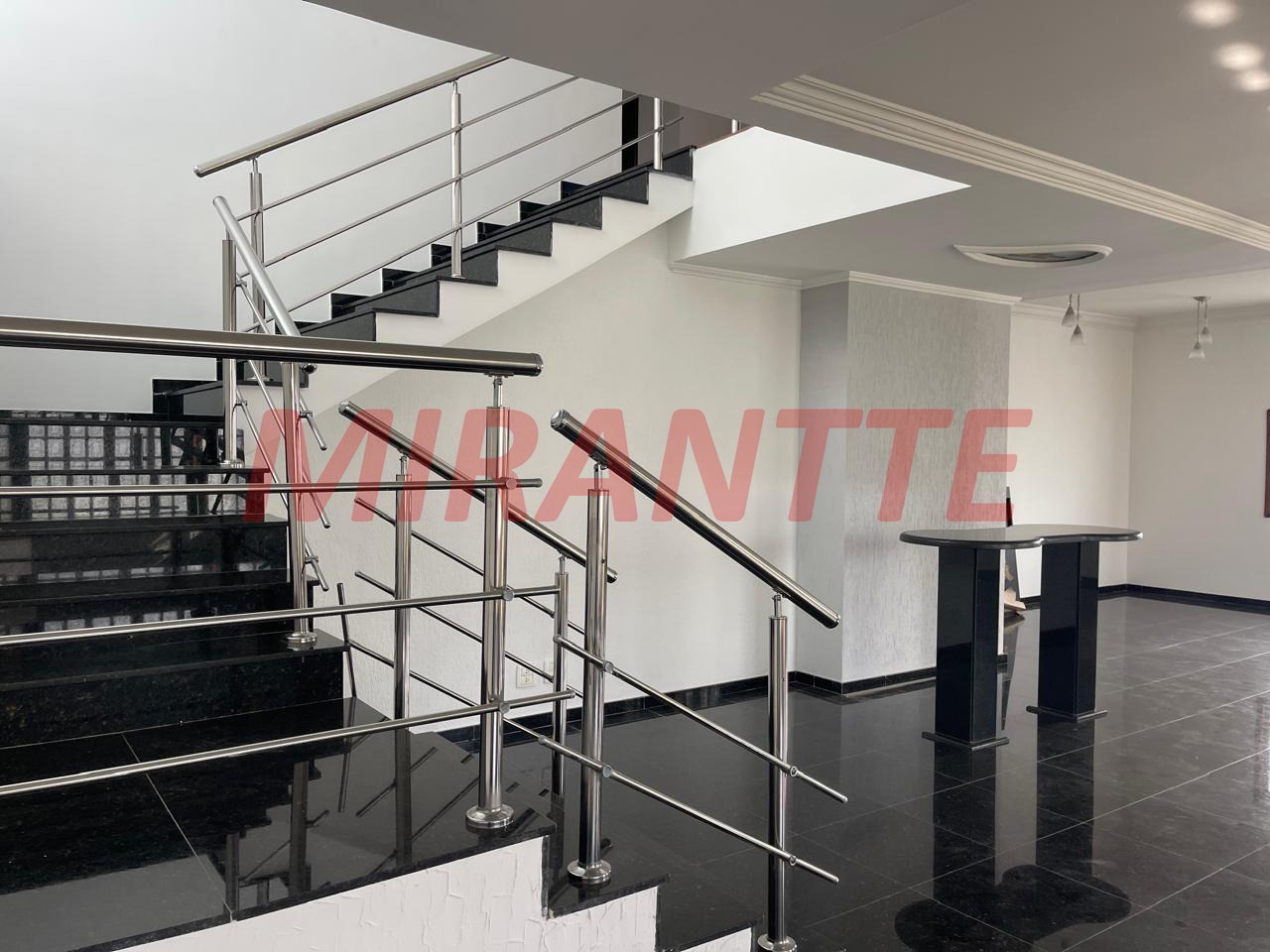 Cond. fechado de 450m² com 5 quartos em Colinas do Paratehy
