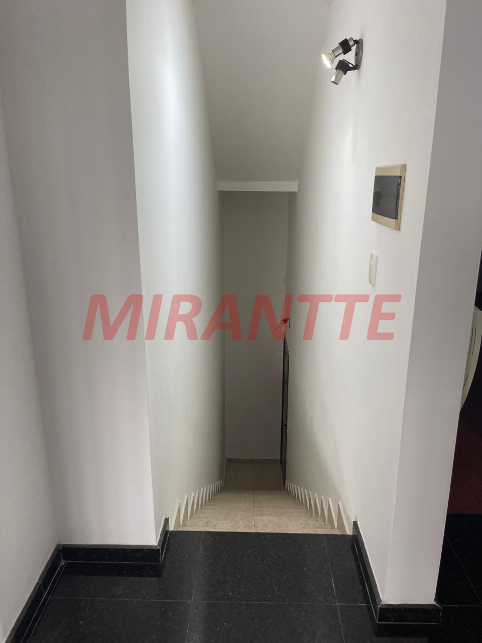 Cond. fechado de 450m² com 5 quartos em Colinas do Paratehy