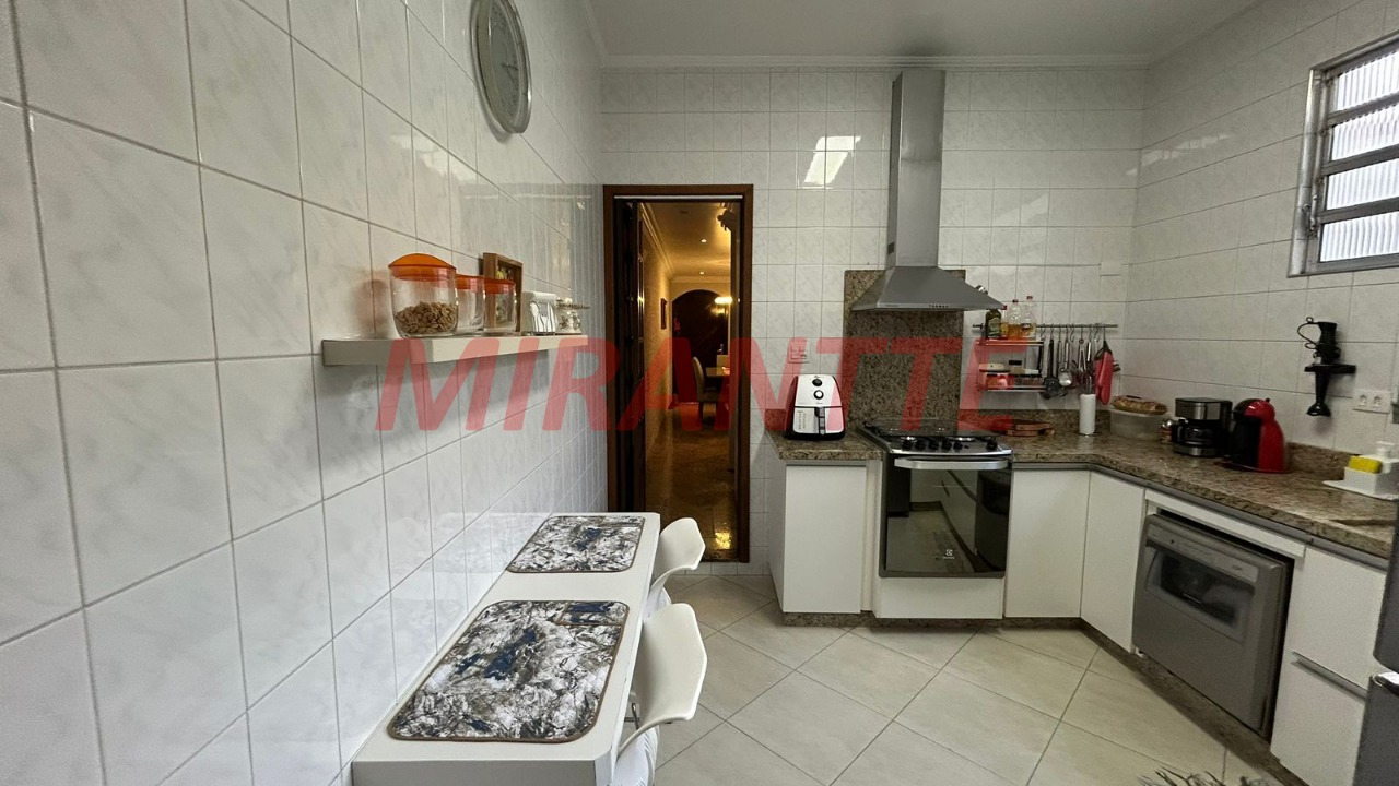 Sobrado de 260m² com 4 quartos em Jardim das Laranjeiras