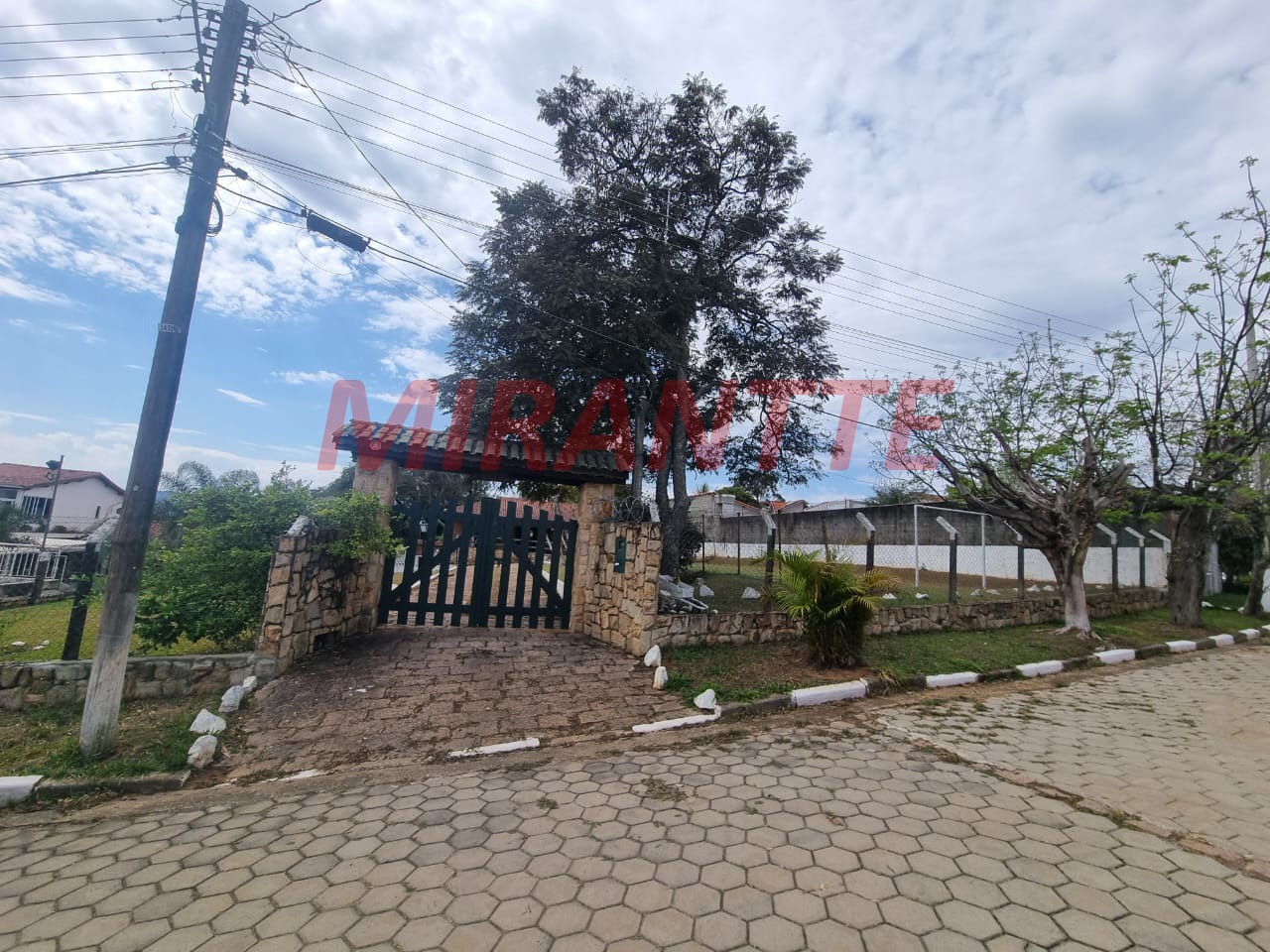 Cond. fechado de 159.9m² com 3 quartos em Canjica (Terra Preta)
