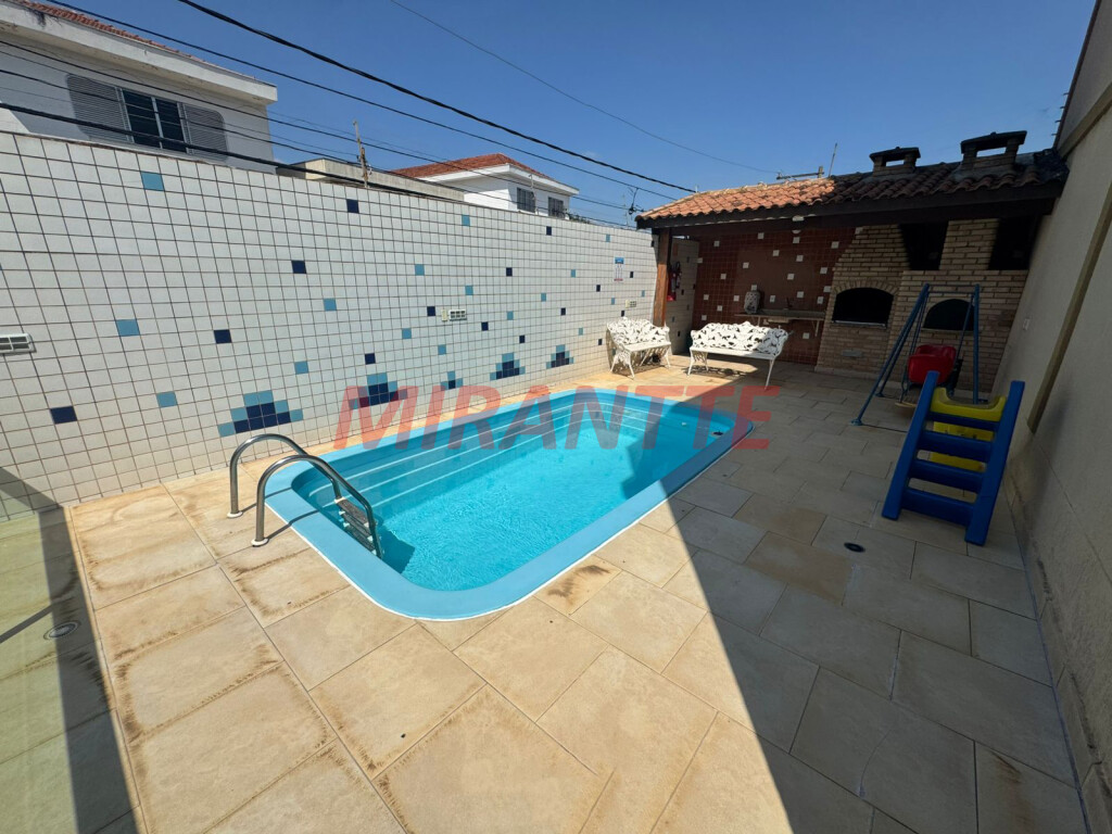 Cond. fechado de 157m² com 3 quartos em Chora Menino