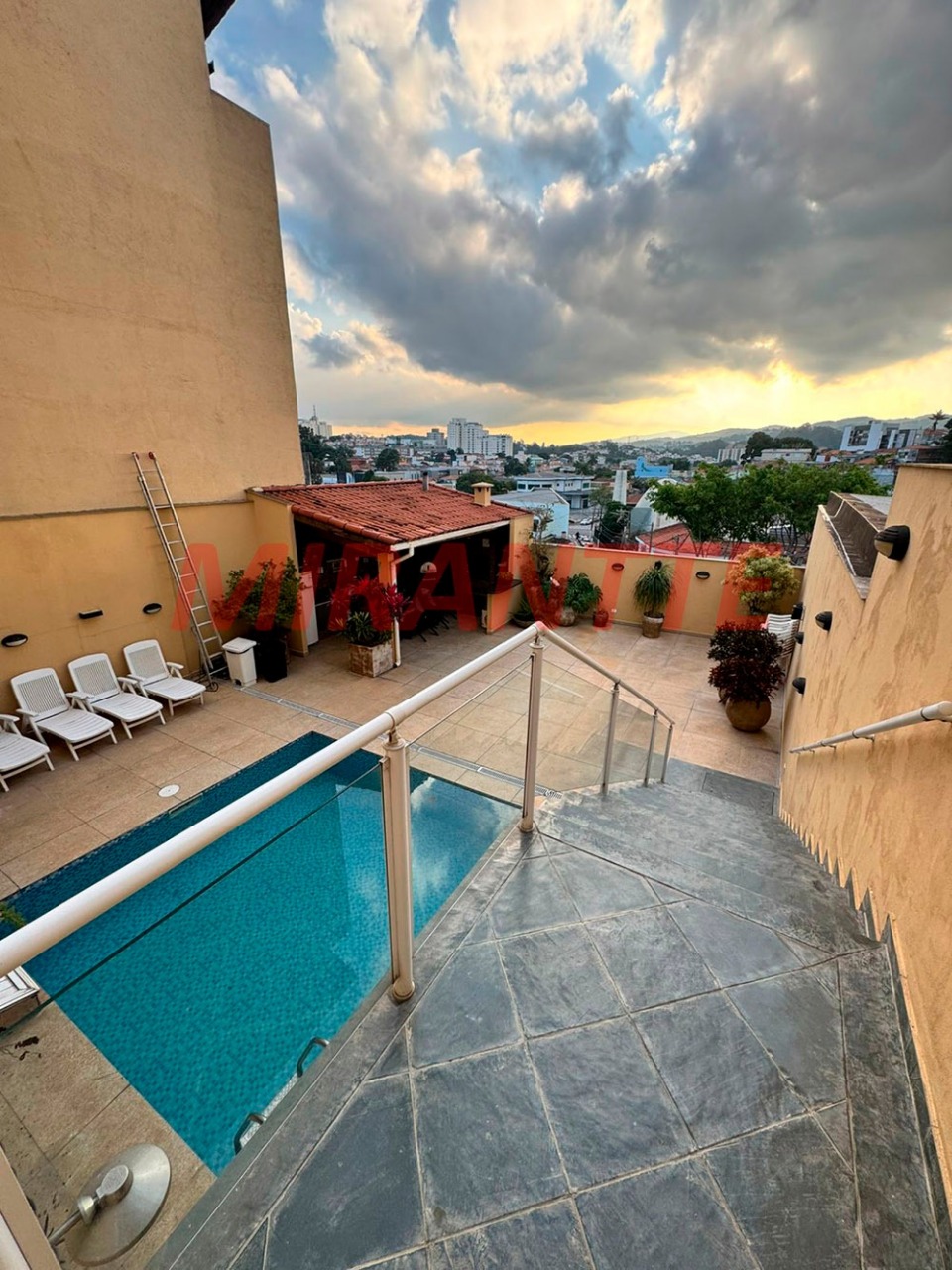 Sobrado de 221m² com 3 quartos em Vila Mazzei