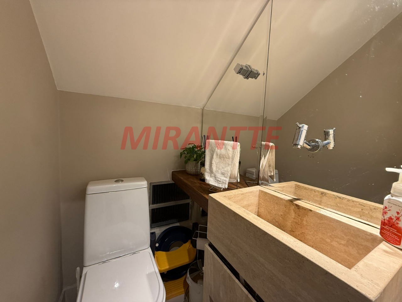 Sobrado de 217m² com 3 quartos em Vila Pereira Cerca