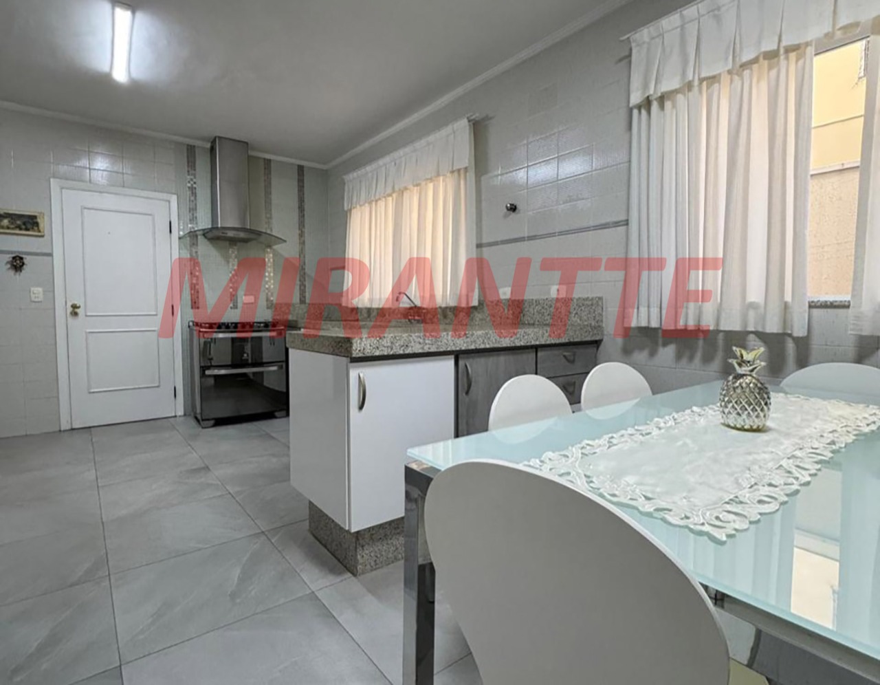 Cond. fechado de 390m² com 4 quartos em ALPHAVILLE
