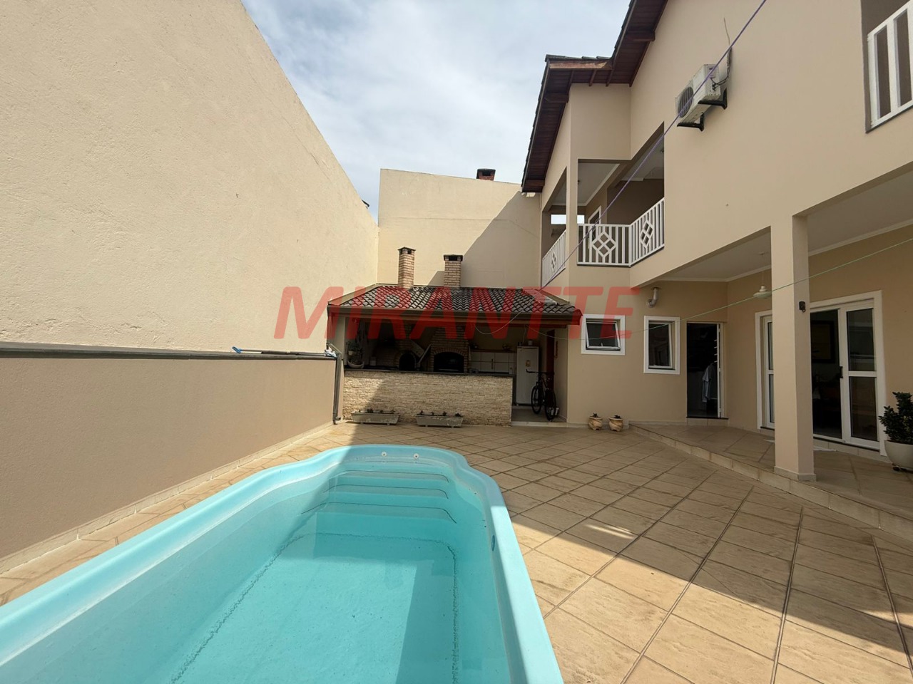 Sobrado de 280m² com 4 quartos em Jardim Guapíra