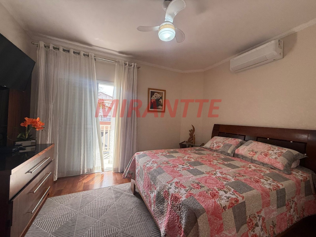 Sobrado de 280m² com 4 quartos em Jardim Guapíra