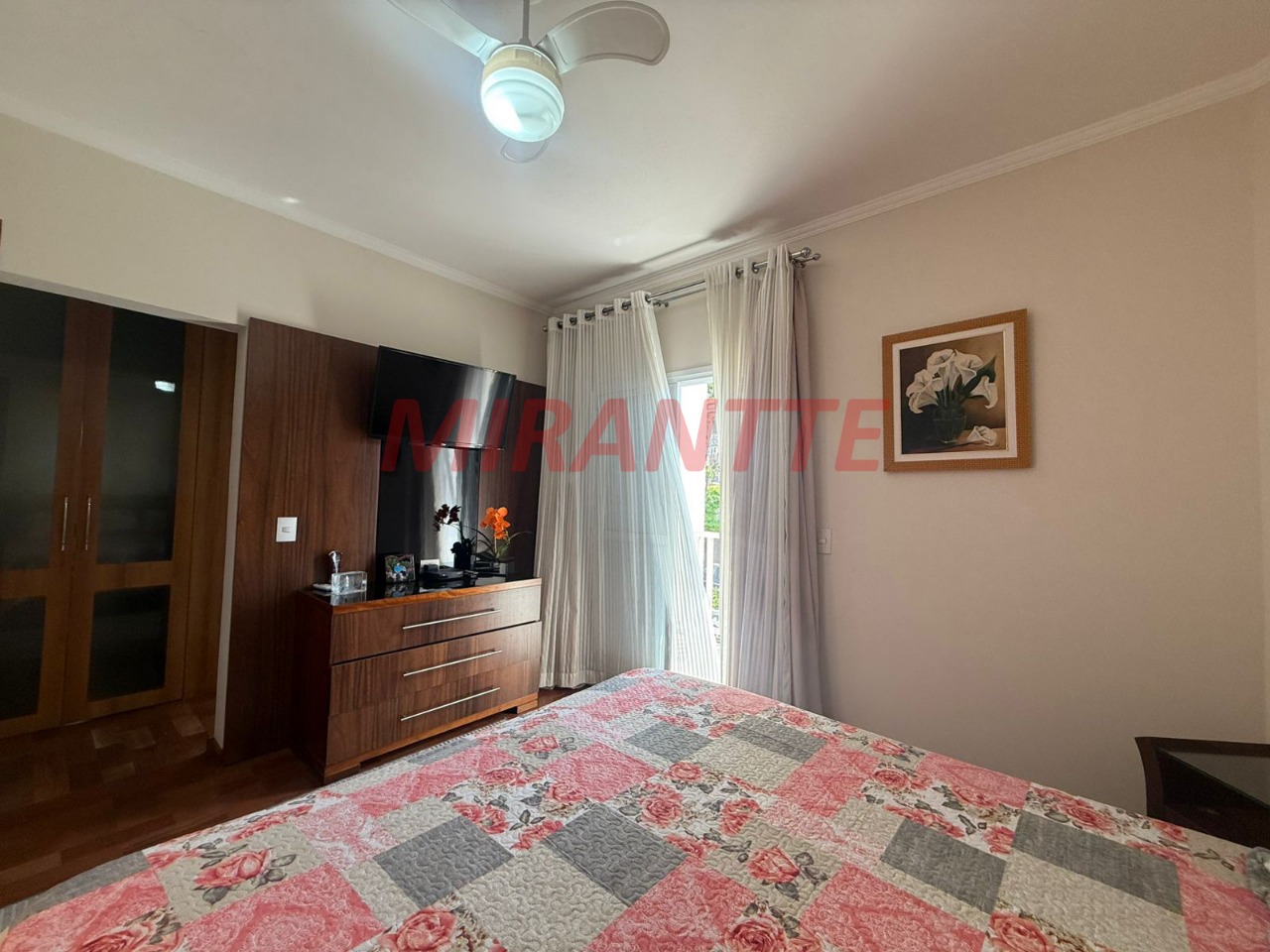 Sobrado de 280m² com 4 quartos em Jardim Guapíra