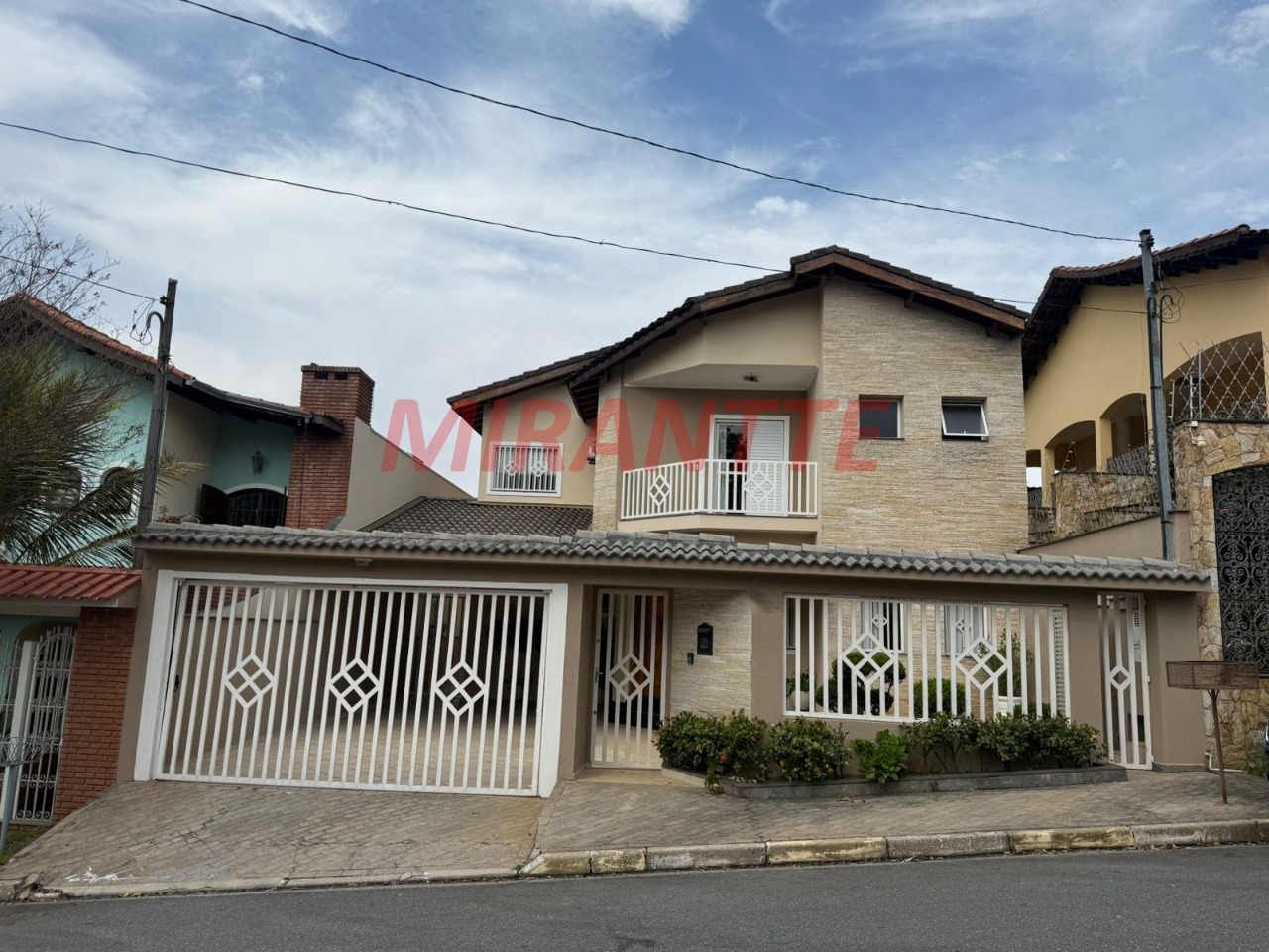 Sobrado de 280m² com 4 quartos em Jardim Guapíra
