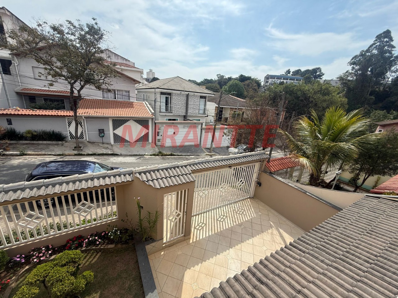 Sobrado de 280m² com 4 quartos em Jardim Guapíra