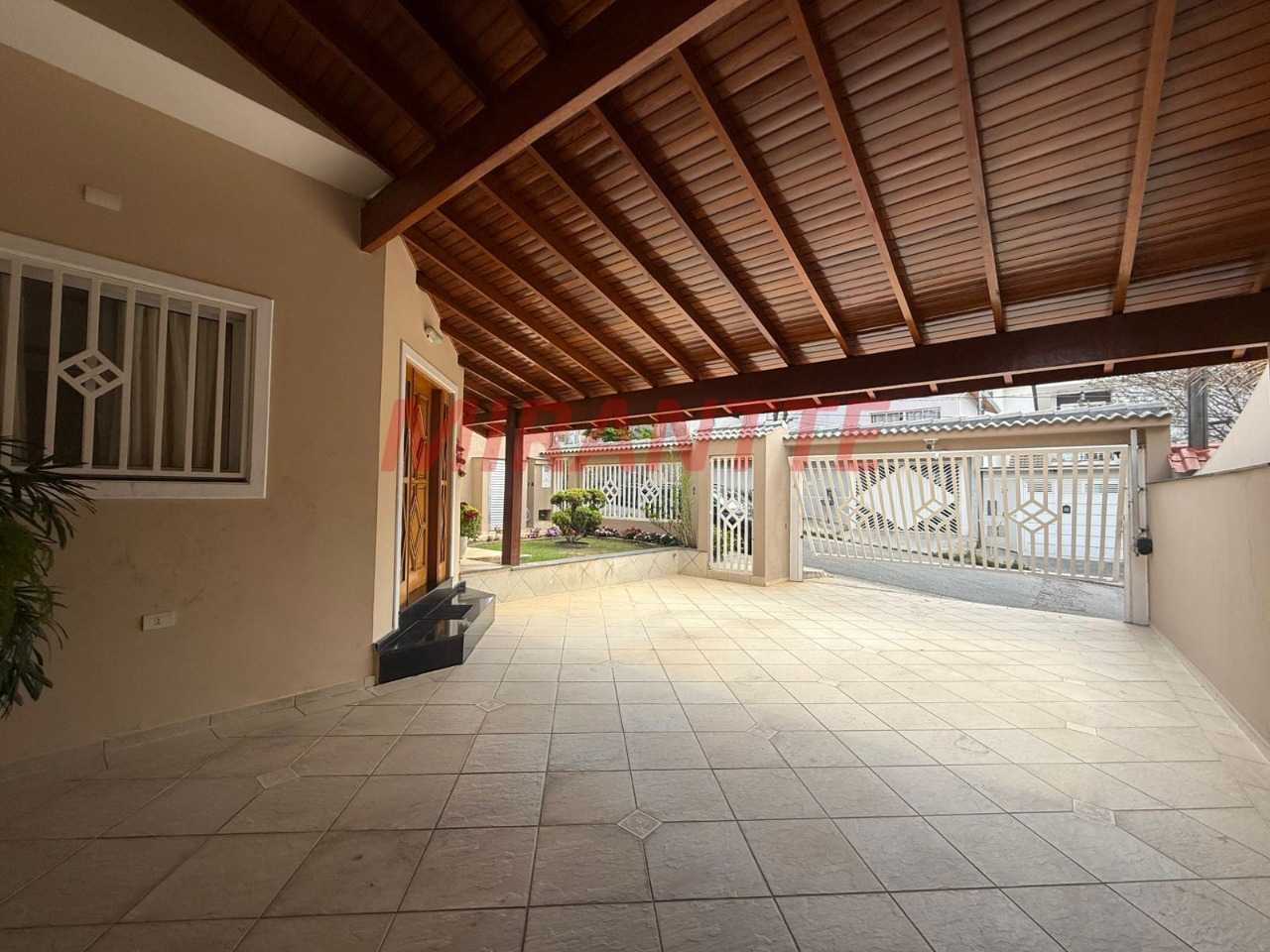 Sobrado de 280m² com 4 quartos em Jardim Guapíra