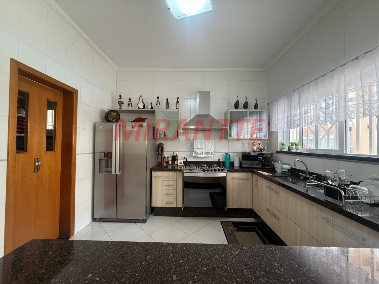Sobrado de 280m² com 4 quartos em Jardim Guapíra